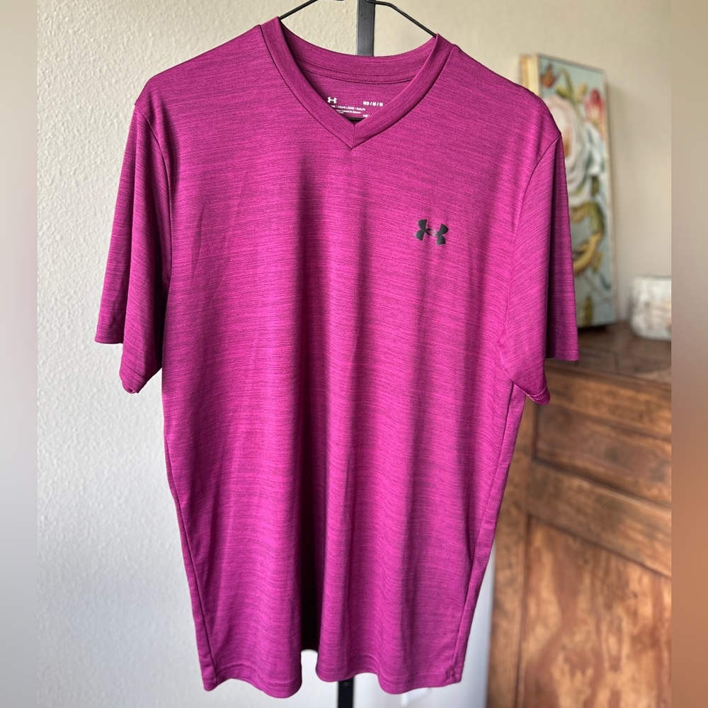 Under Armour HeatGear Loose Fit V-Neck Shirt - Size Medium